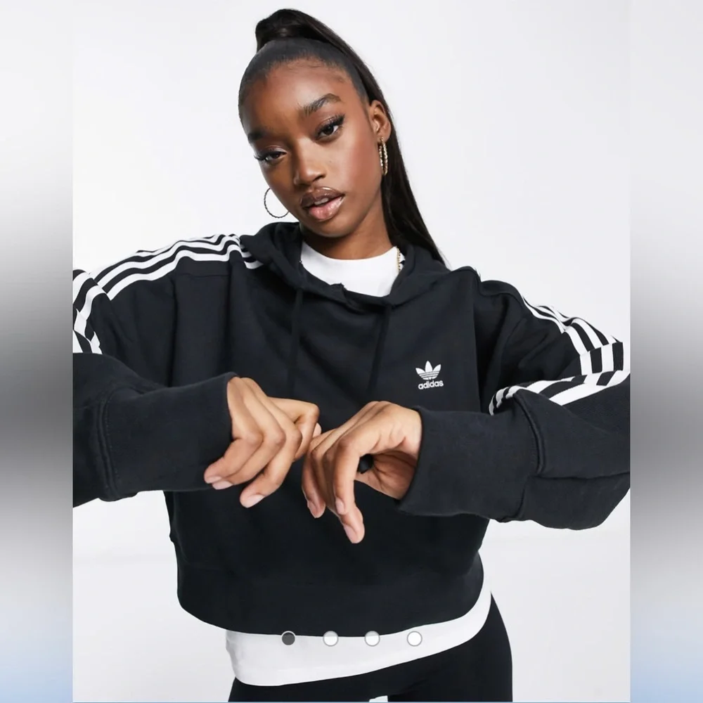 adidas Originals adicolor cropped hoodie in black - L
